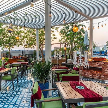 ホテル Radisson Dubai Damac Hills エクステリア 写真