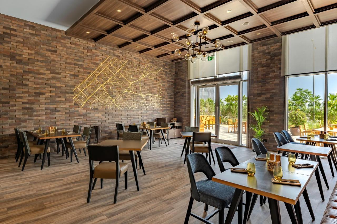 ホテル Radisson Dubai Damac Hills エクステリア 写真