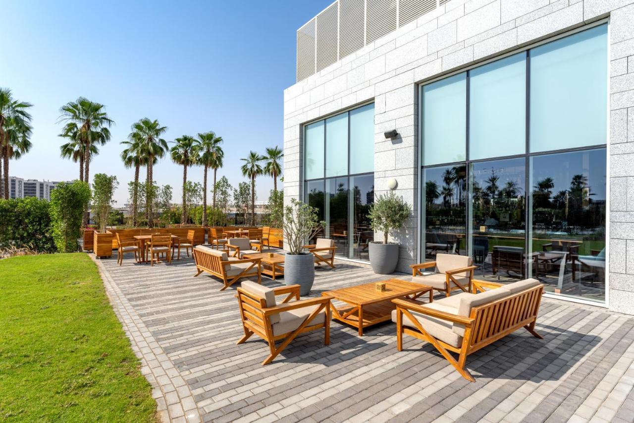 ホテル Radisson Dubai Damac Hills エクステリア 写真