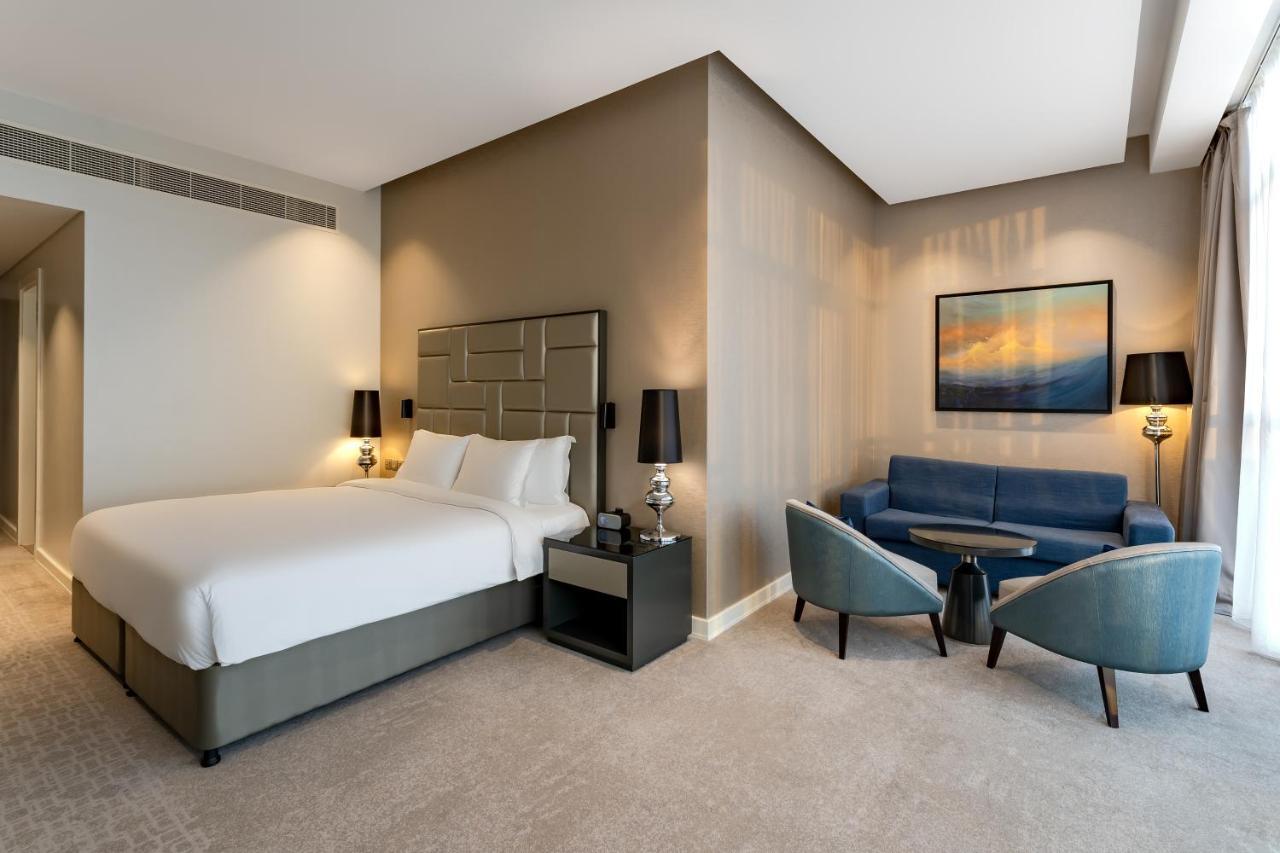 ホテル Radisson Dubai Damac Hills エクステリア 写真