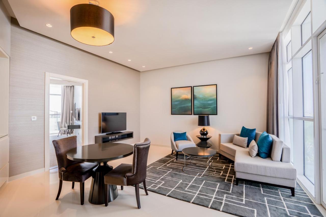 ホテル Radisson Dubai Damac Hills エクステリア 写真