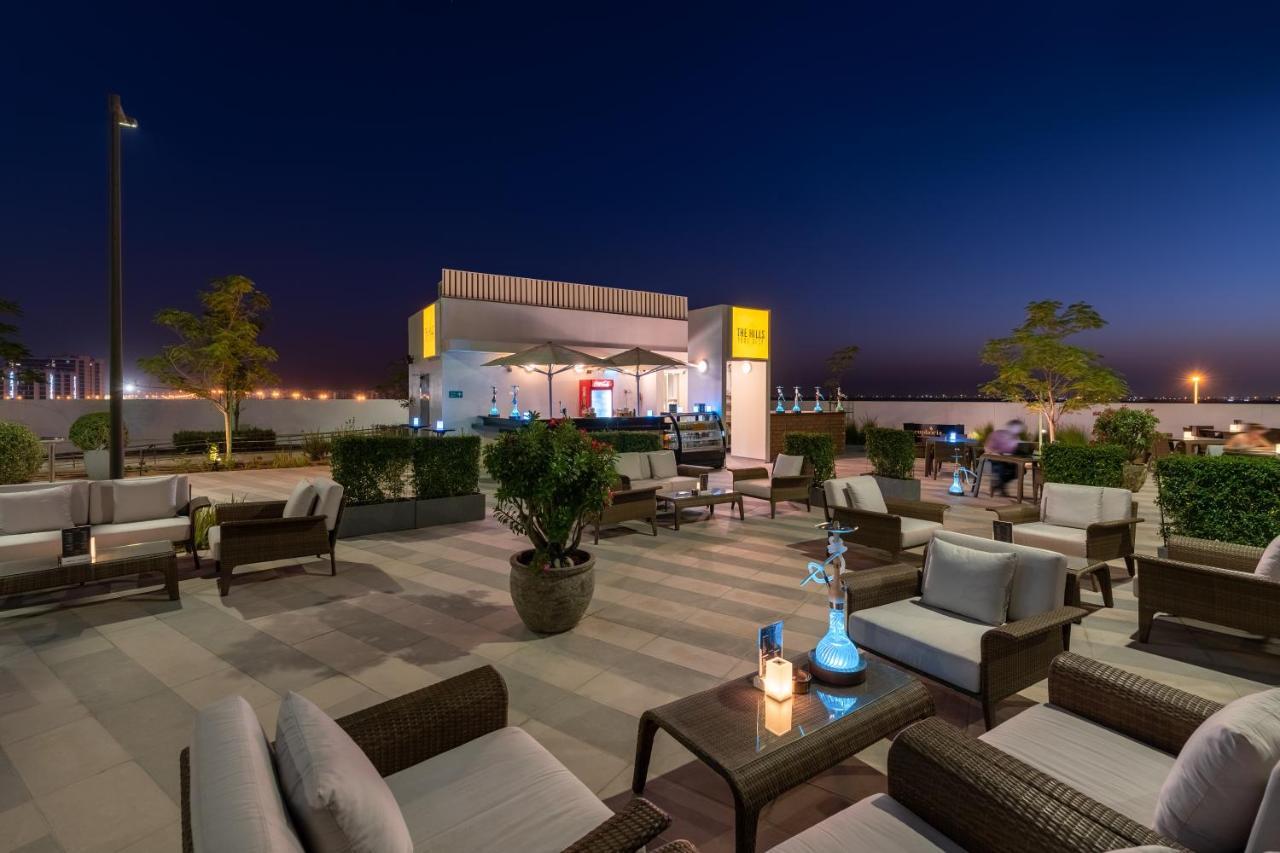 ホテル Radisson Dubai Damac Hills エクステリア 写真
