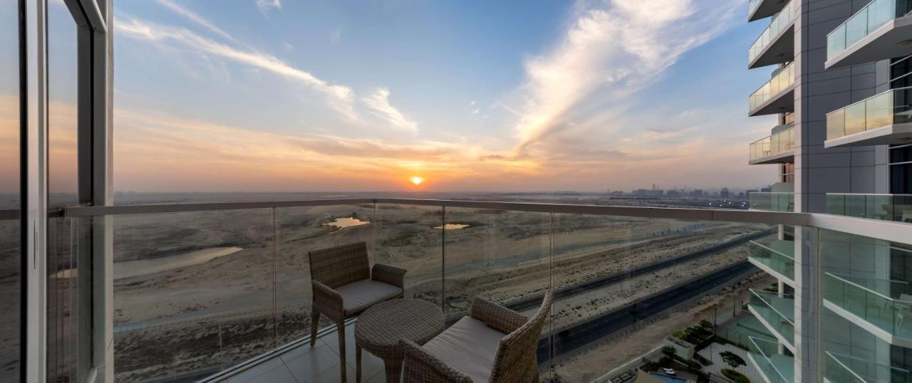 ホテル Radisson Dubai Damac Hills エクステリア 写真