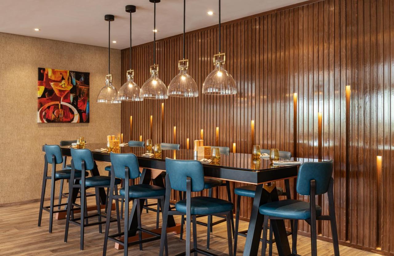 ホテル Radisson Dubai Damac Hills エクステリア 写真