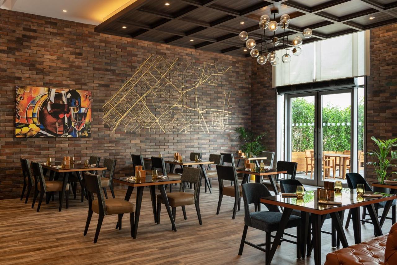 ホテル Radisson Dubai Damac Hills エクステリア 写真