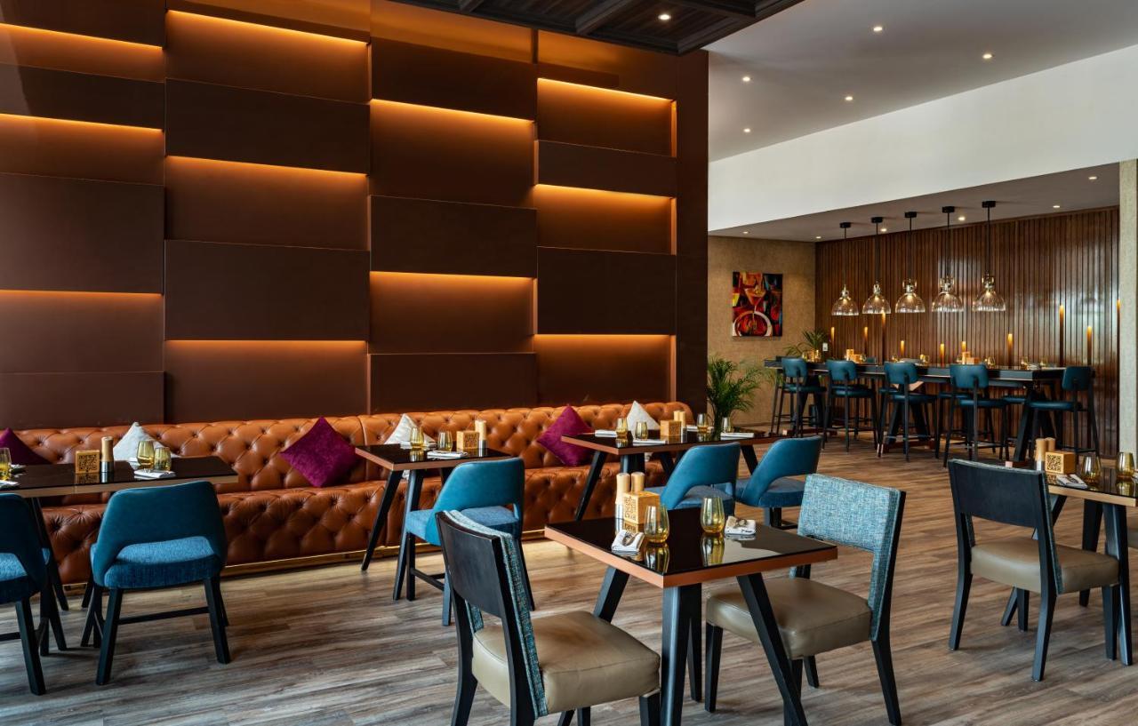 ホテル Radisson Dubai Damac Hills エクステリア 写真