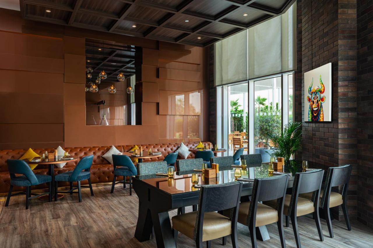 ホテル Radisson Dubai Damac Hills エクステリア 写真