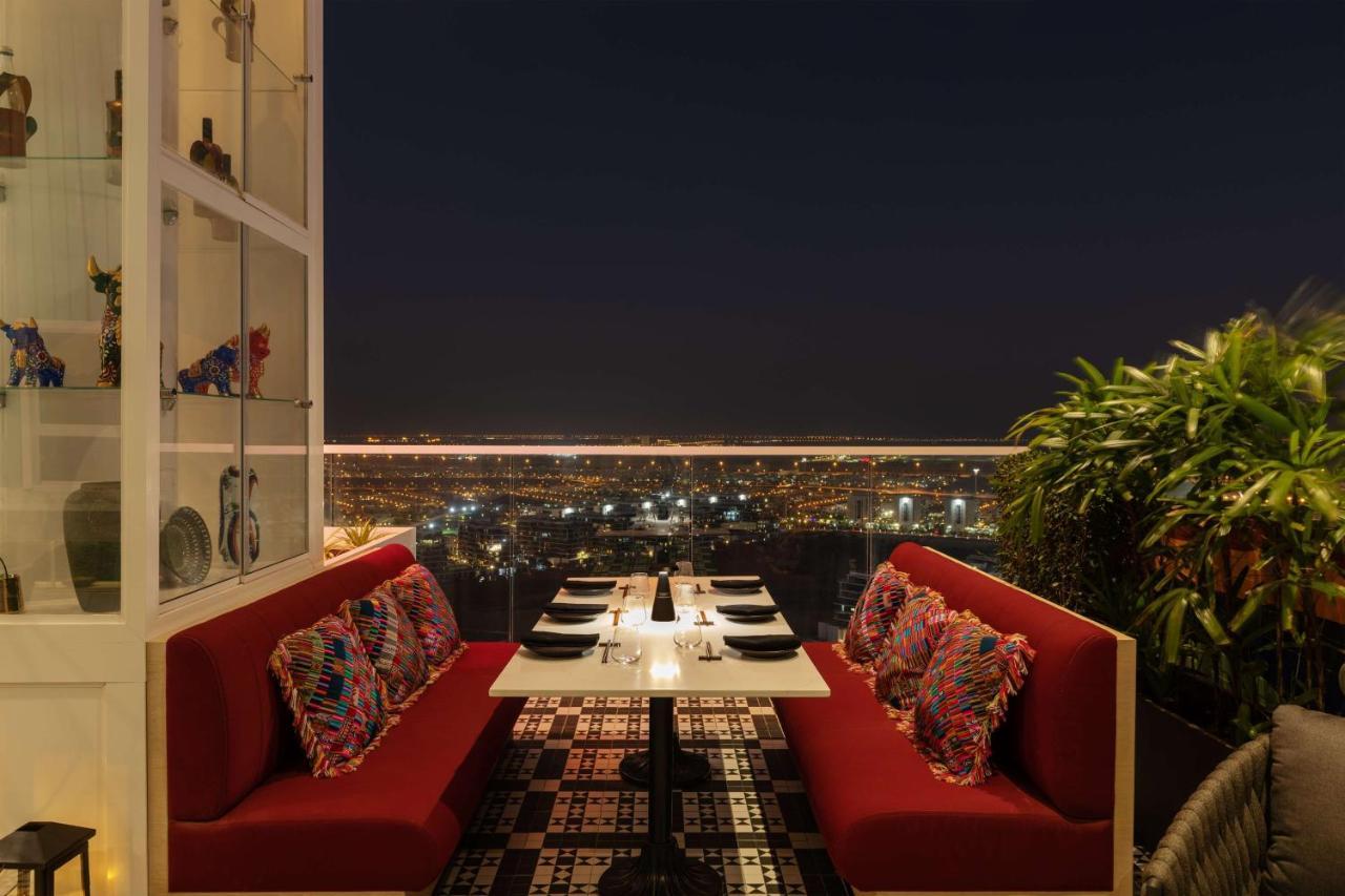 ホテル Radisson Dubai Damac Hills エクステリア 写真