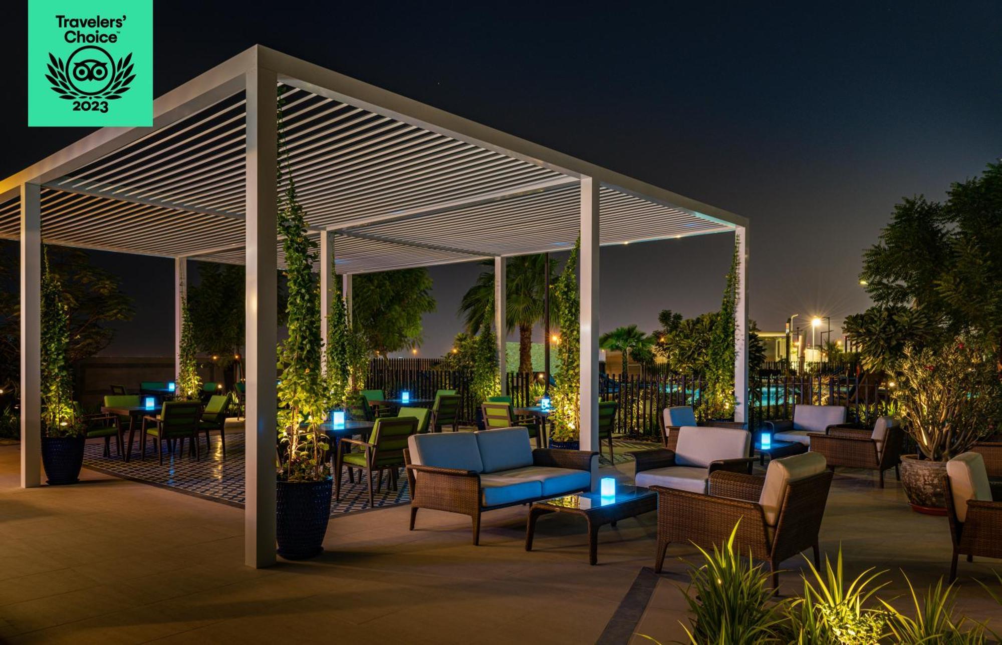ホテル Radisson Dubai Damac Hills エクステリア 写真
