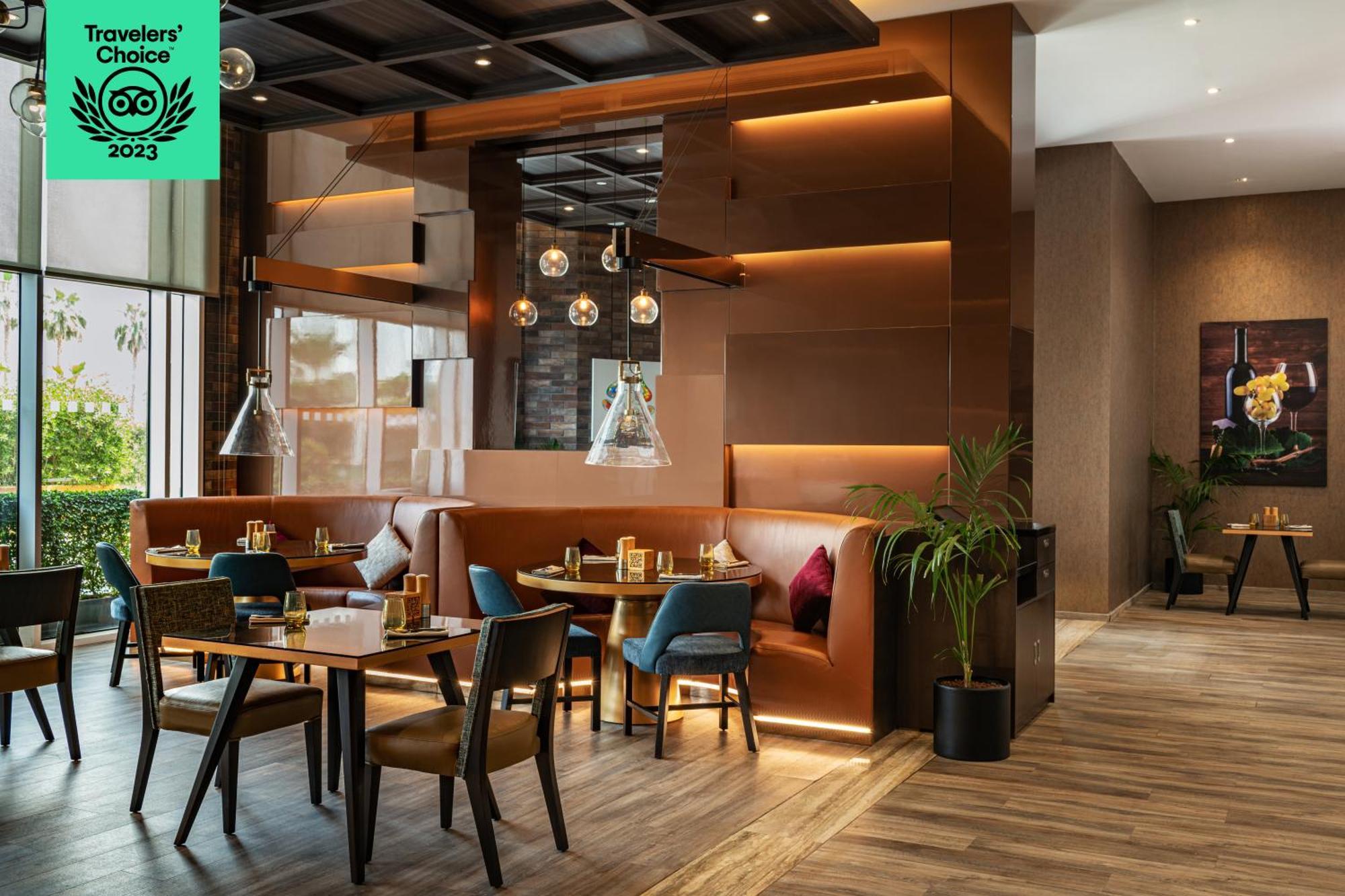 ホテル Radisson Dubai Damac Hills エクステリア 写真