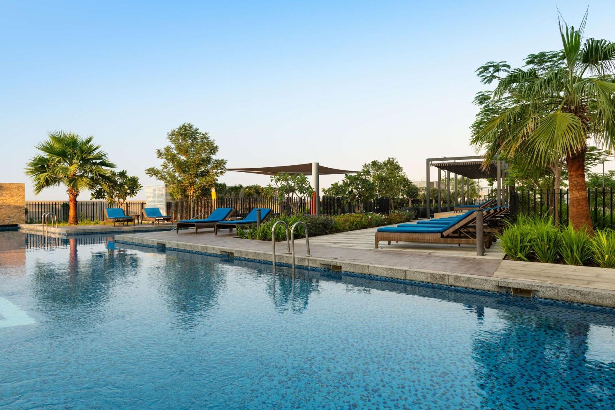ホテル Radisson Dubai Damac Hills エクステリア 写真