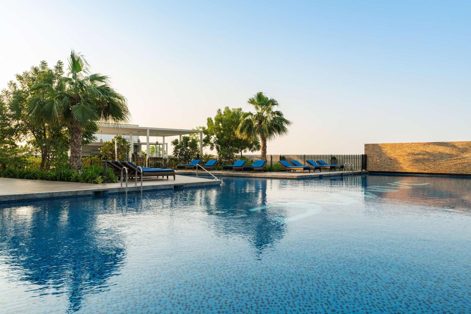 ホテル Radisson Dubai Damac Hills エクステリア 写真