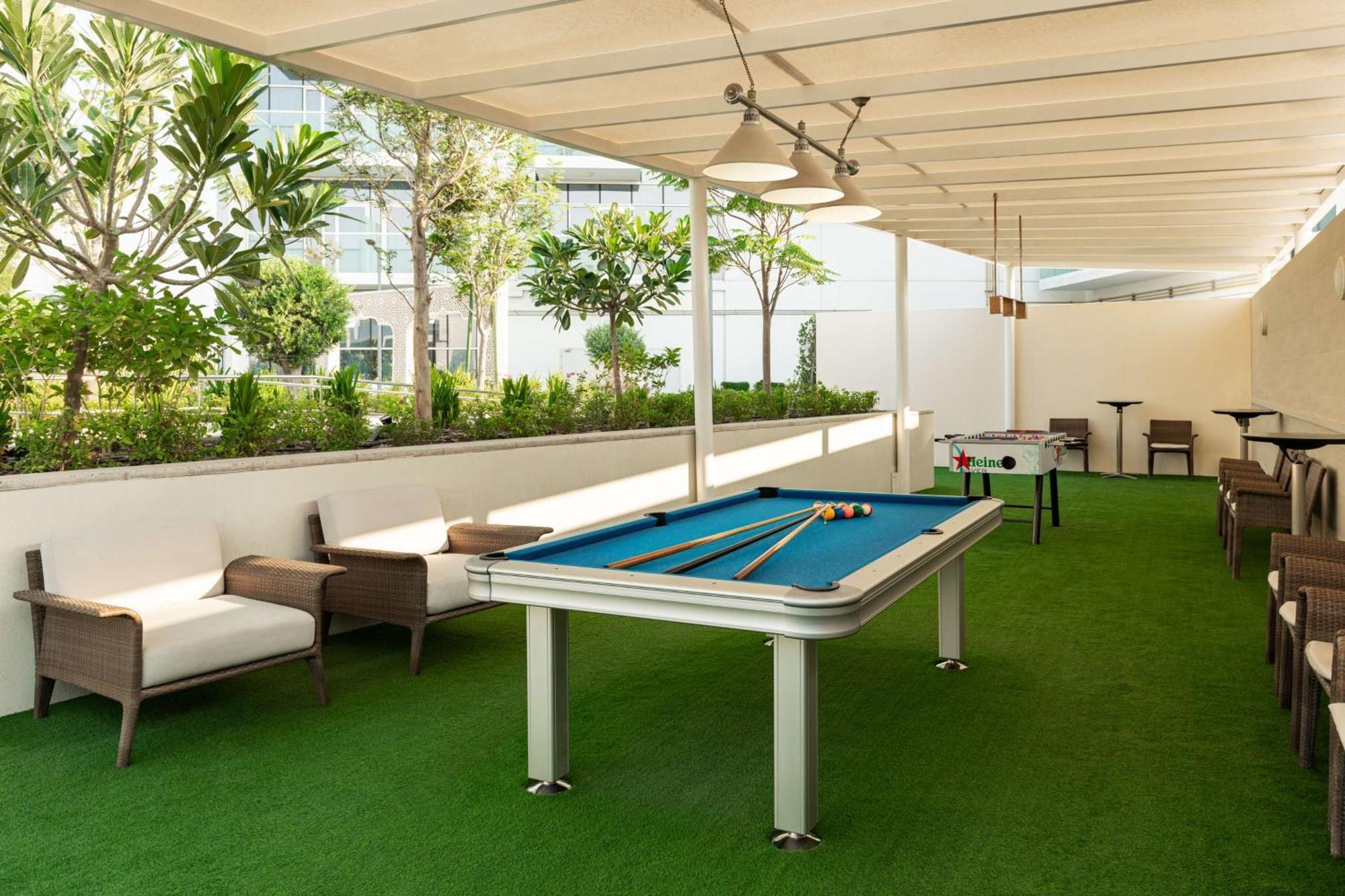 ホテル Radisson Dubai Damac Hills エクステリア 写真