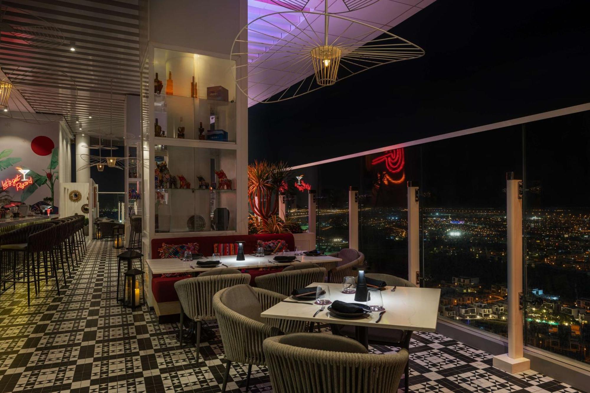 ホテル Radisson Dubai Damac Hills エクステリア 写真