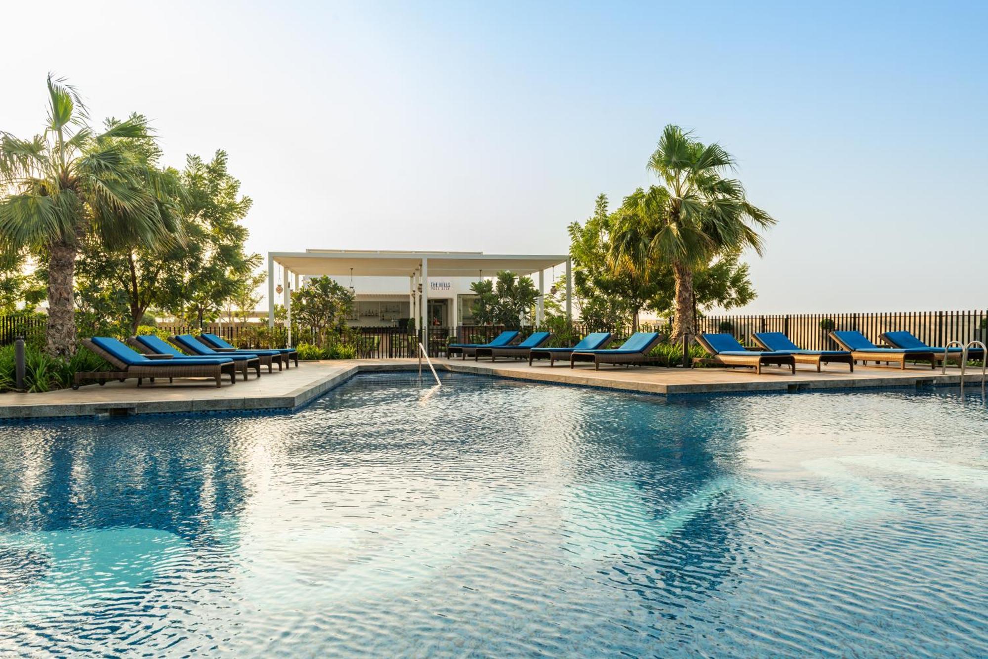 ホテル Radisson Dubai Damac Hills エクステリア 写真