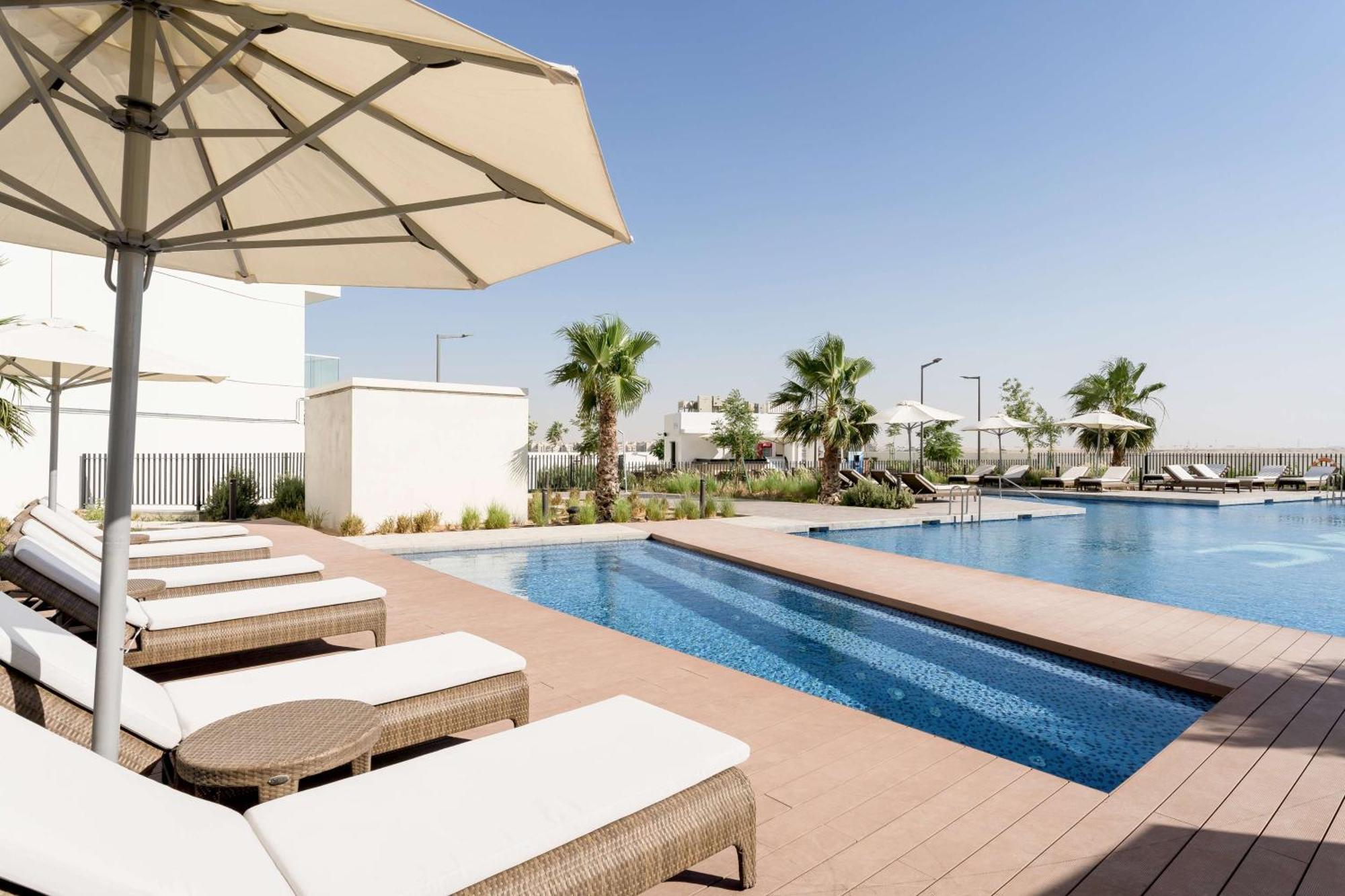ホテル Radisson Dubai Damac Hills エクステリア 写真