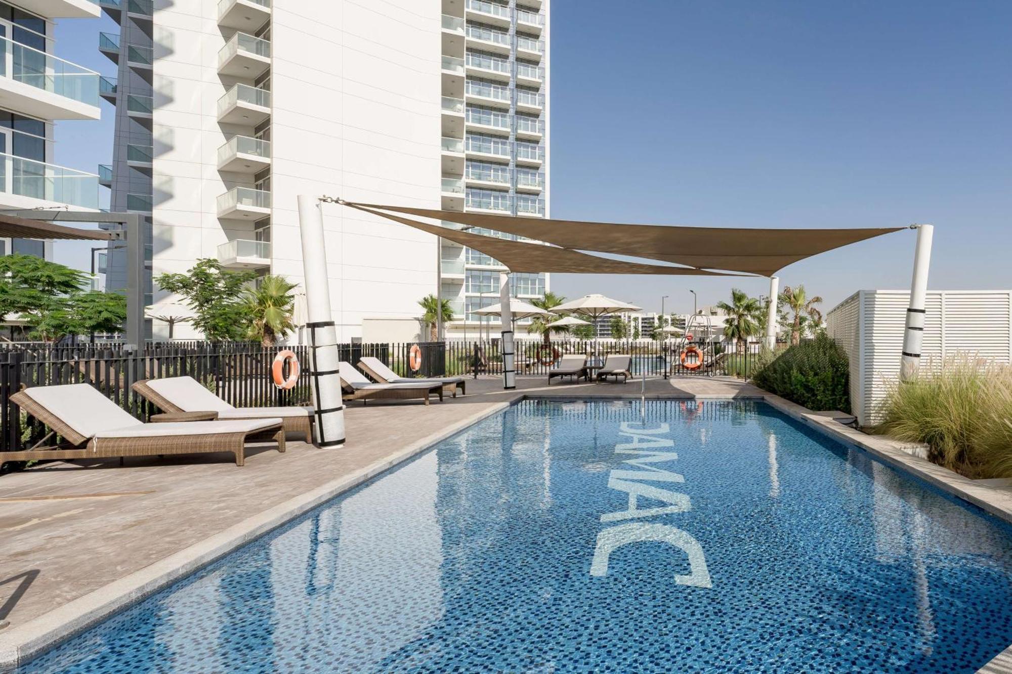 ホテル Radisson Dubai Damac Hills エクステリア 写真