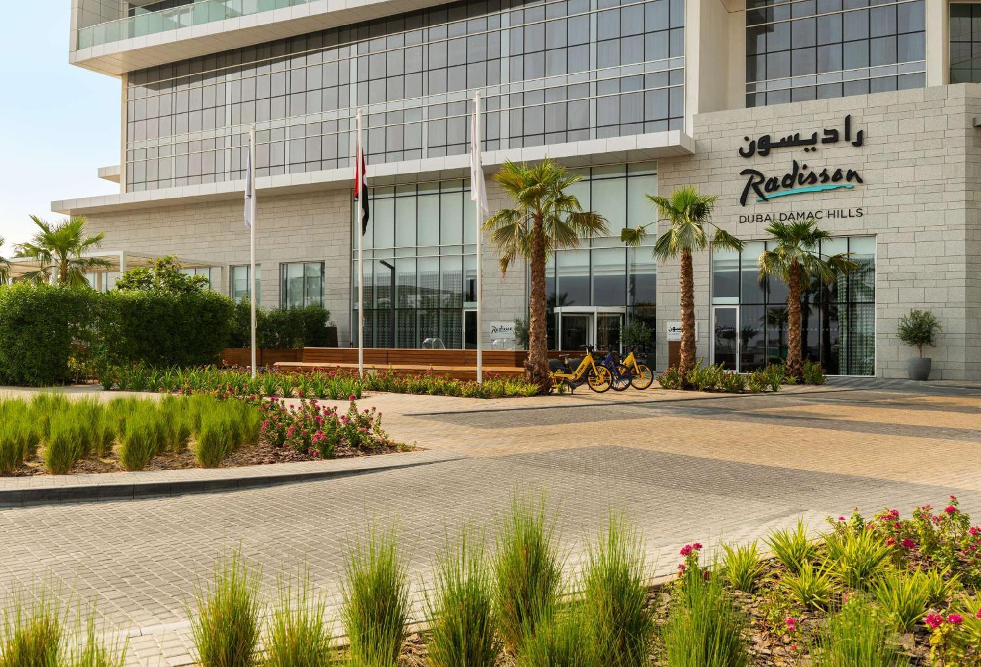 ホテル Radisson Dubai Damac Hills エクステリア 写真