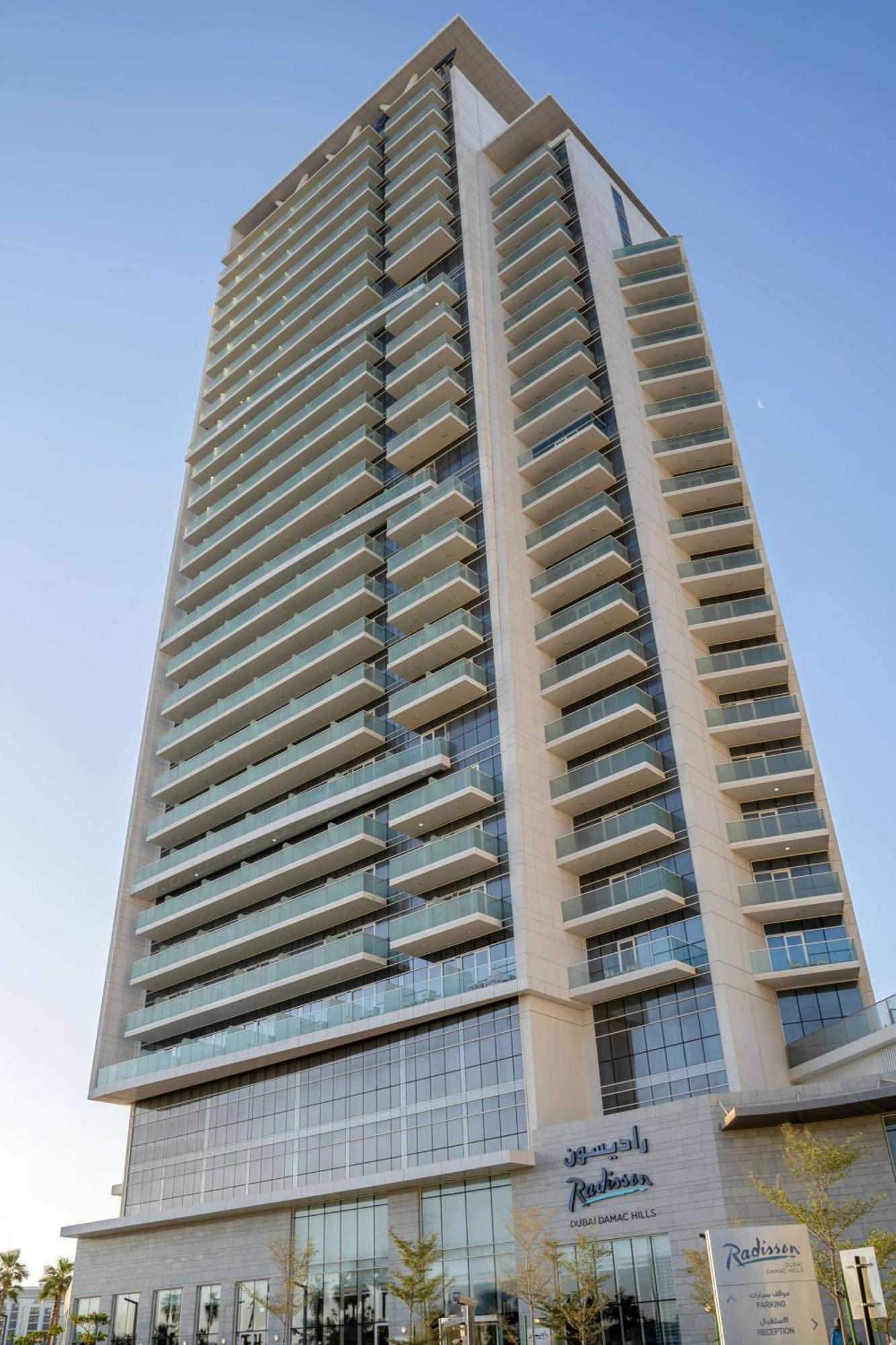 ホテル Radisson Dubai Damac Hills エクステリア 写真