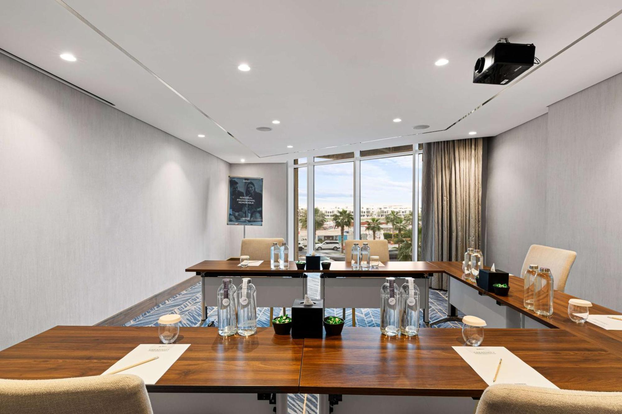 ホテル Radisson Dubai Damac Hills エクステリア 写真