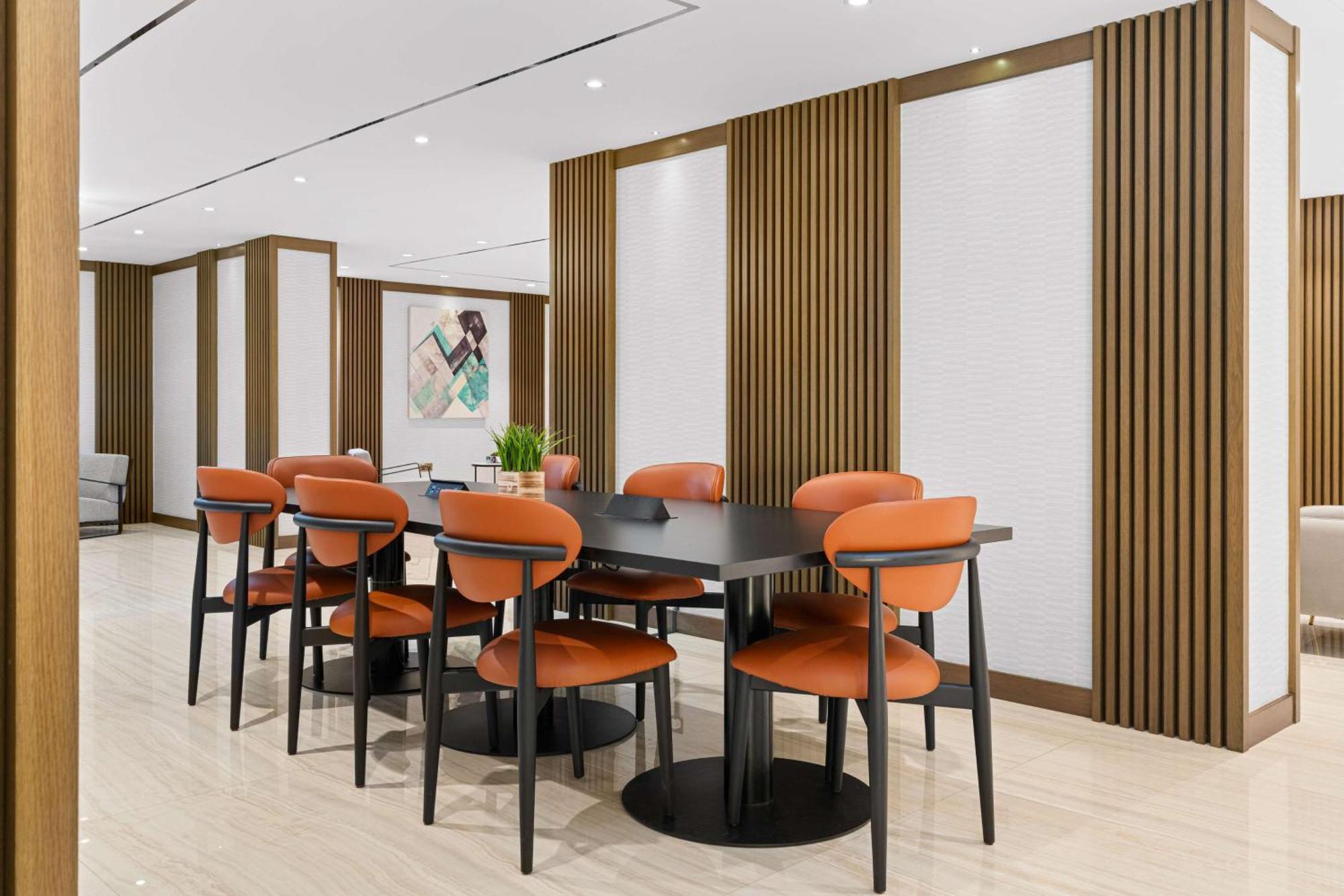 ホテル Radisson Dubai Damac Hills エクステリア 写真