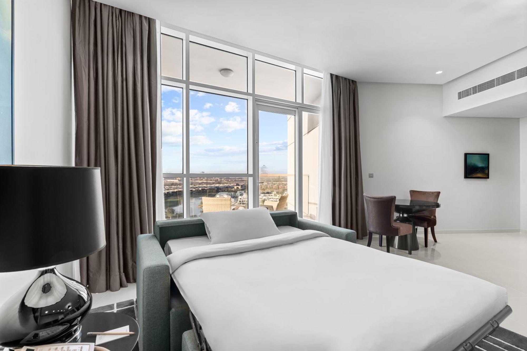 ホテル Radisson Dubai Damac Hills エクステリア 写真