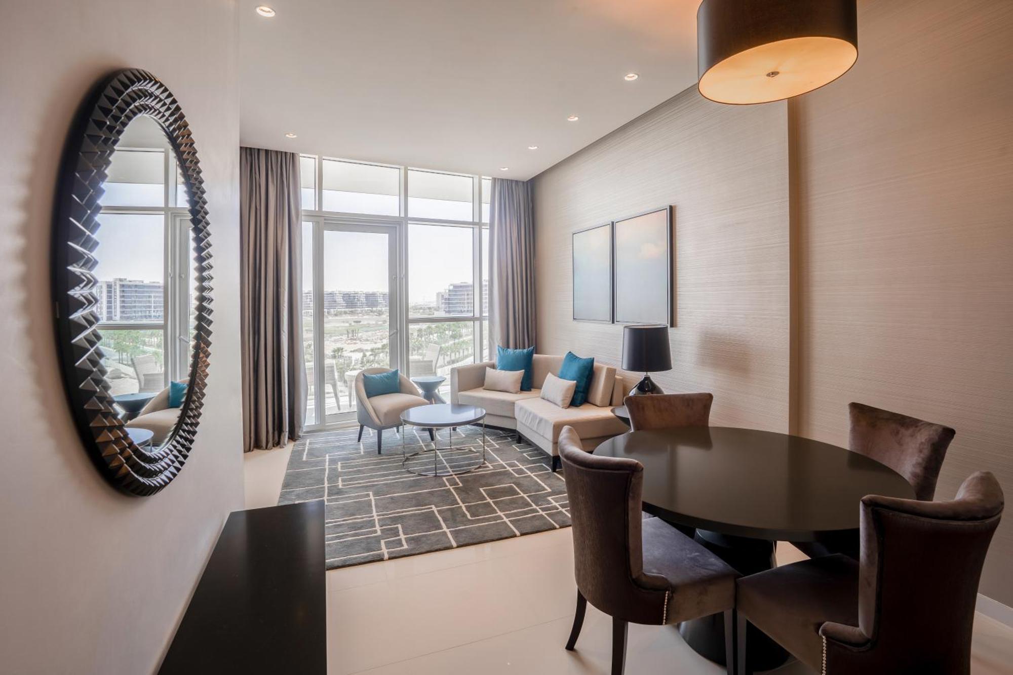 ホテル Radisson Dubai Damac Hills エクステリア 写真