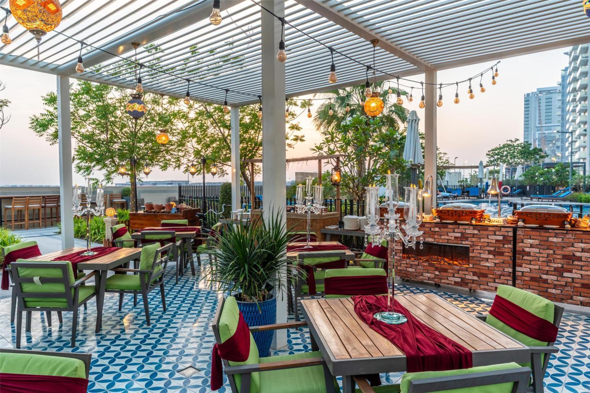 ホテル Radisson Dubai Damac Hills エクステリア 写真