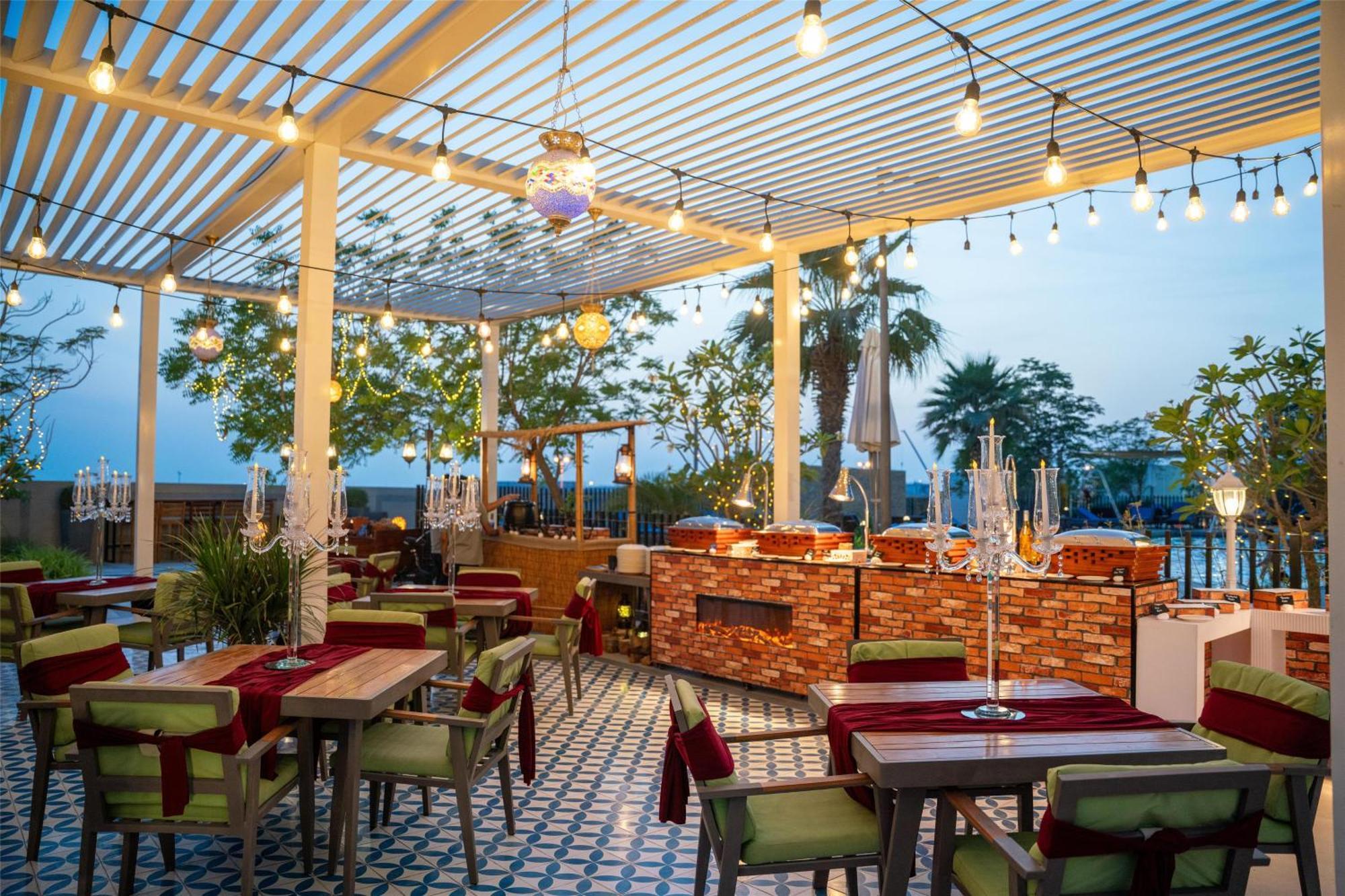 ホテル Radisson Dubai Damac Hills エクステリア 写真